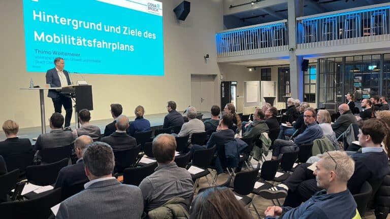 Stadtbaurat Thimo Weitemeier erläutert im Innovatorium des Coppenrath Innovation Centre die Ziele des Mobilitätsfahrplans. / Foto: Constantin Binder in Osnabrück (Gesamtstadt)