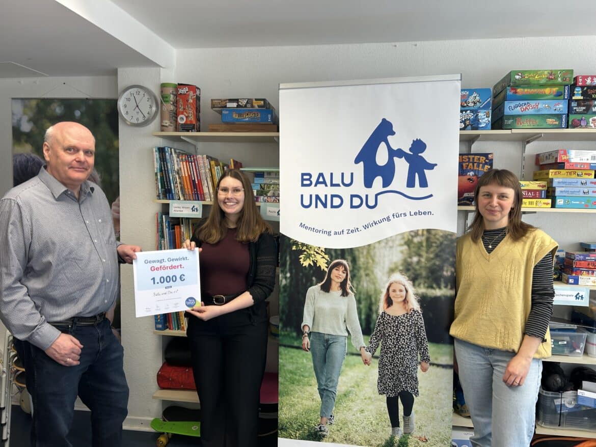 Urkundenübergabe (v.l.n.r.) Stiftungsbotschafter Michael Hartmann, Swantje Burmester, Franziska Walter / Foto: Lea Thiemann