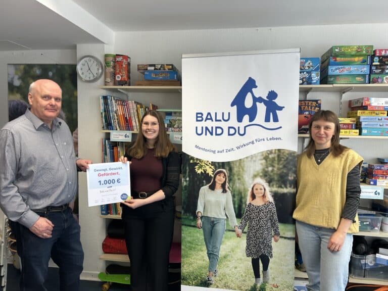 Urkundenübergabe (v.l.n.r.) Stiftungsbotschafter Michael Hartmann, Swantje Burmester, Franziska Walter / Foto: Lea Thiemann in Osnabrück (Gesamtstadt)