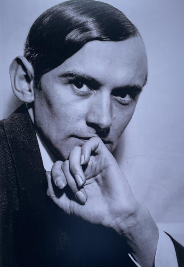 Auf der Höhe des Erfolgs: Der Porträtfotografie Hugo Erfurth, der auch Kulturgrößen seiner Zeit wie den Dichter Gerhart Hauptmann und den Malerstar Oskar Kokoschka ablichtet, setzt 1932 Friedrich Vordemberge-Gildewart als hintergründigen Nachdenker in Szene./ Foto: © Museum Wiesbaden / Archiv Vordemberge-Gildewart