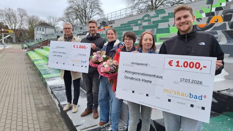 Bei der Scheckübergabe im Moskaubad trafen sich jetzt (v.l.n.r.) Bäderchef Torsten Krier, Christopher Decker, Lotte Furmanek (beide Eltern-Kind-Haus in der Wüste), Petra Brickwedde, Felicitas Sondermann (beide Mehrgenerationenhaus Haste) und Moskaubadleiter Kenneth Fischer. / Foto: Stadtwerke Osnabrück in Osnabrück (Gesamtstadt)