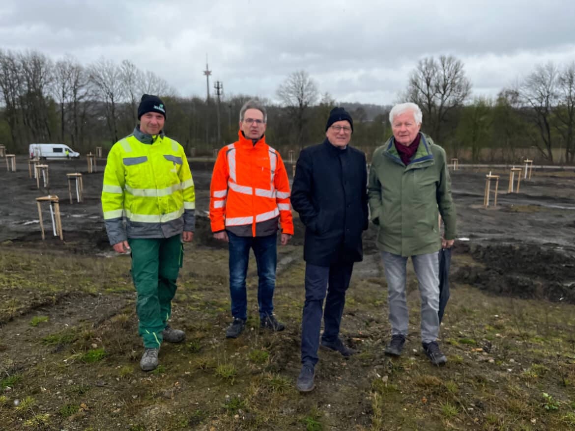Über die Pflanzung von 50 Obstbäumen am Limberg freuen sich (von rechts) Antonius Fahnemann (Haarmann Stiftung), Dr. Fritz Brickwedde (Osnabrücker Club), Armin Feiler (OSB) und Moritz Wiebold (Wiebold Straßen- und Landschaftsbau). / Foto: Haarmann Stiftung Umwelt und Natur