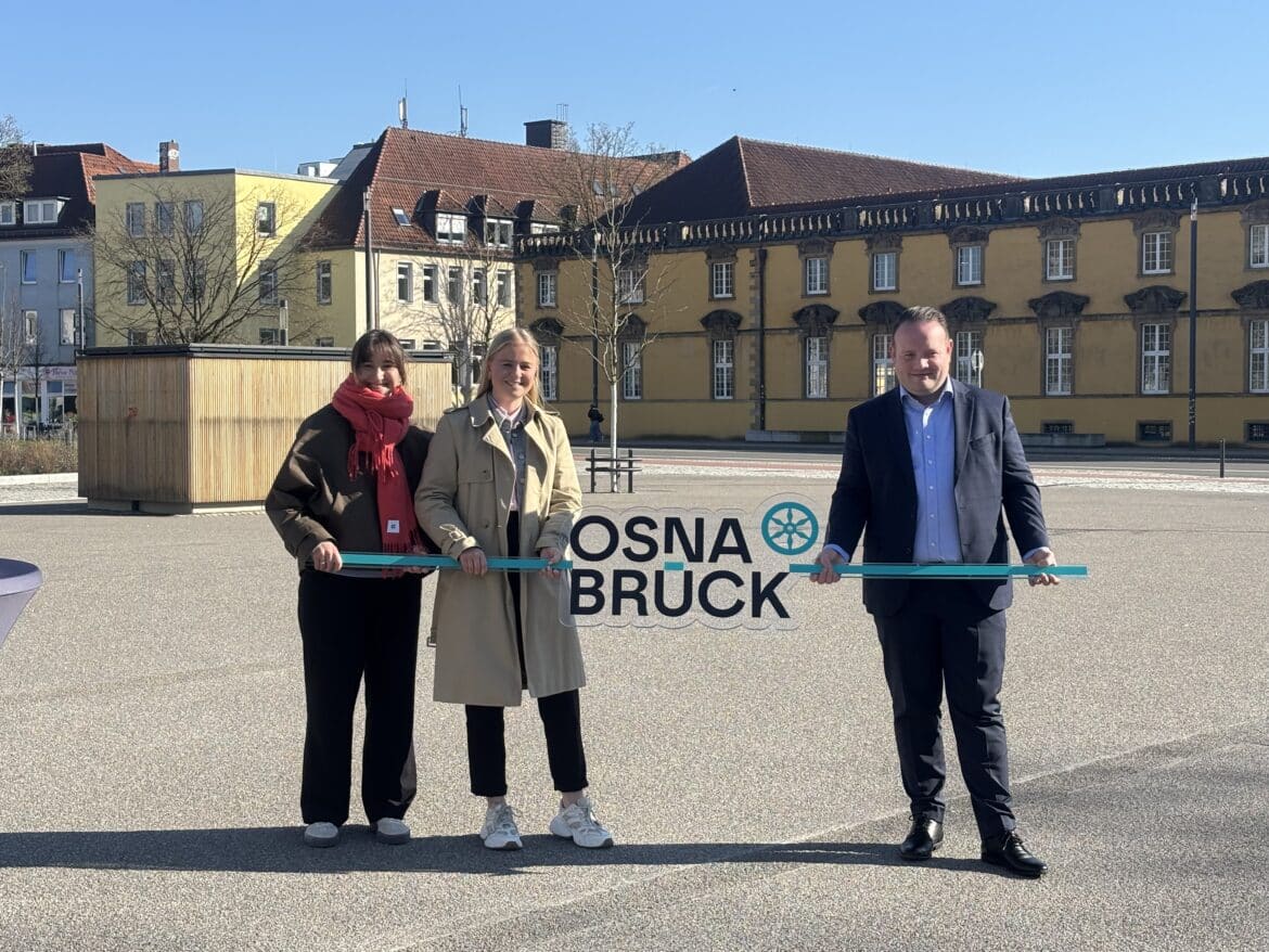 Sarah Kopp, Isabell Sollmann und Alexander Illenseer auf dem Ledenhof. / Foto: Lilli Würdemann
