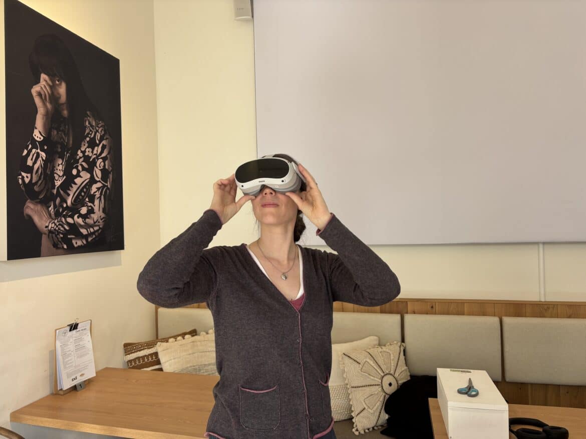 Exil-Geschäftsführerin Sara Josef zeigt VR-Brille. / Foto: Lilli Würdemann