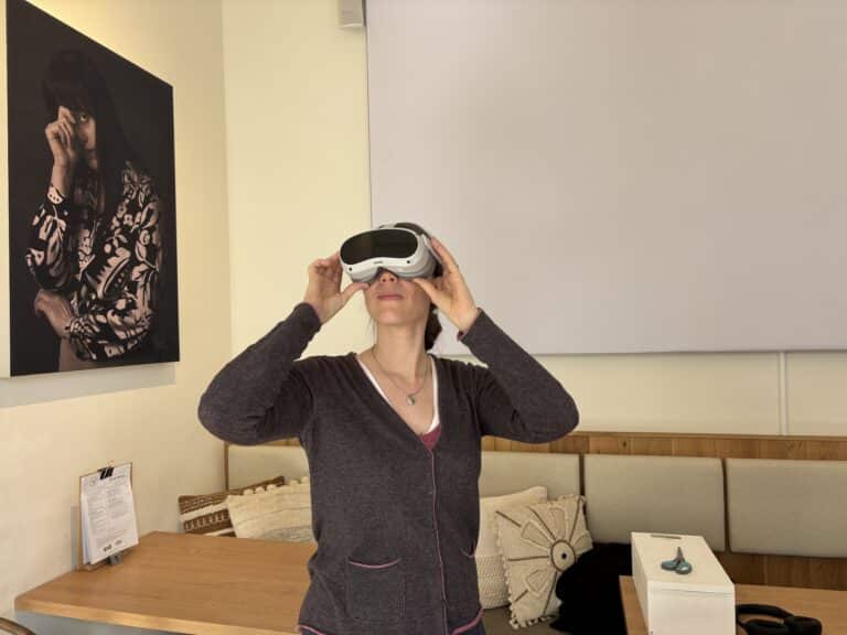 Exil-Geschäftsführerin Sara Josef zeigt VR-Brille. / Foto: Lilli Würdemann in Innenstadt