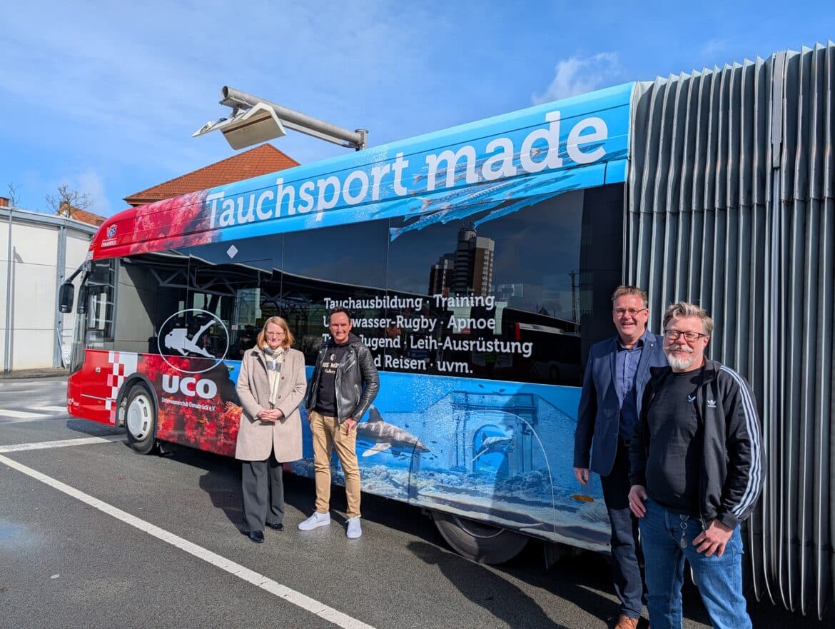Freuen sich über den neu gestalteten E-Bus im Unterwasser-Design: (v.l.n.r.) Tanja Stiegeler (Geschäftsführerin SWO Mobil), Jens Golenia (Geschäftsführer Golenia Werbung), Danny Helwich und Dirk Lippmann (beide UCO). / Foto: Stadtwerke Osnabrück / Lisa Hoff