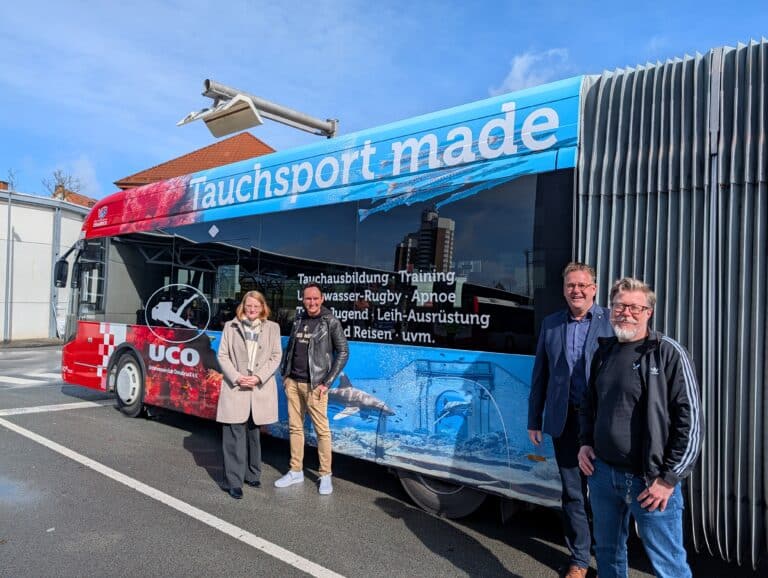 Freuen sich über den neu gestalteten E-Bus im Unterwasser-Design: (v.l.n.r.) Tanja Stiegeler (Geschäftsführerin SWO Mobil), Jens Golenia (Geschäftsführer Golenia Werbung), Danny Helwich und Dirk Lippmann (beide UCO). / Foto: Stadtwerke Osnabrück / Lisa Hoff in Osnabrück (Gesamtstadt)