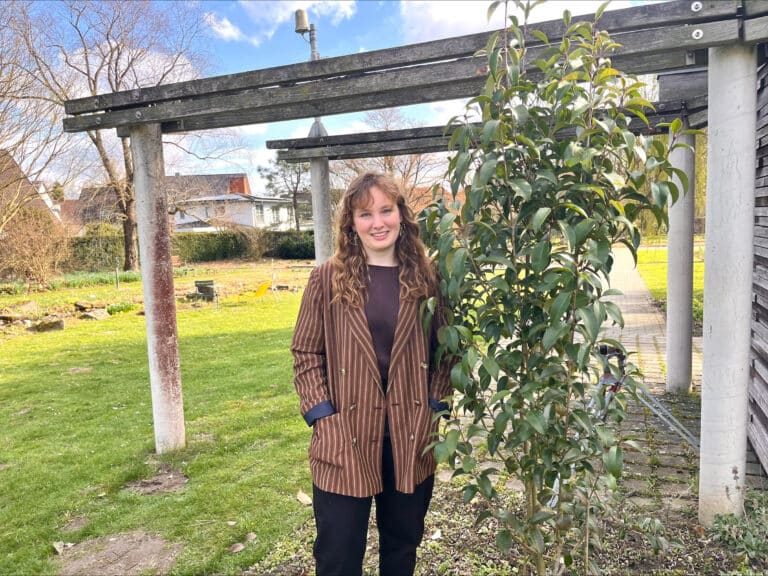 Johanna Wennemar am Campus Haste der Hochschule Osnabrück. Hier studierte sie zuerst im Bachelor „Freiraumplanung“ und im Anschluss den Masterstudiengang „Landschaftsarchitektur“ / Foto: Hochschule Osnabrück in Osnabrück (Gesamtstadt)