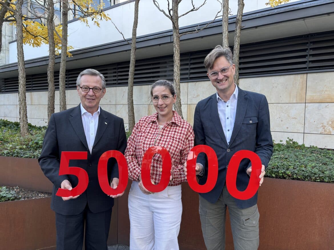 Johannes Hartig (Vorstandsvorsitzender der Sparkasse Osnabrück, v.l.), Ricarda Hirschmeier (Stellvertretende Geschäftsführerin TERRA.vita) und Dr. Detlef Wilcke (Geschäftsführer TERRA.vita). / Foto: L. Knemeyer/Sparkasse Osnabrück.