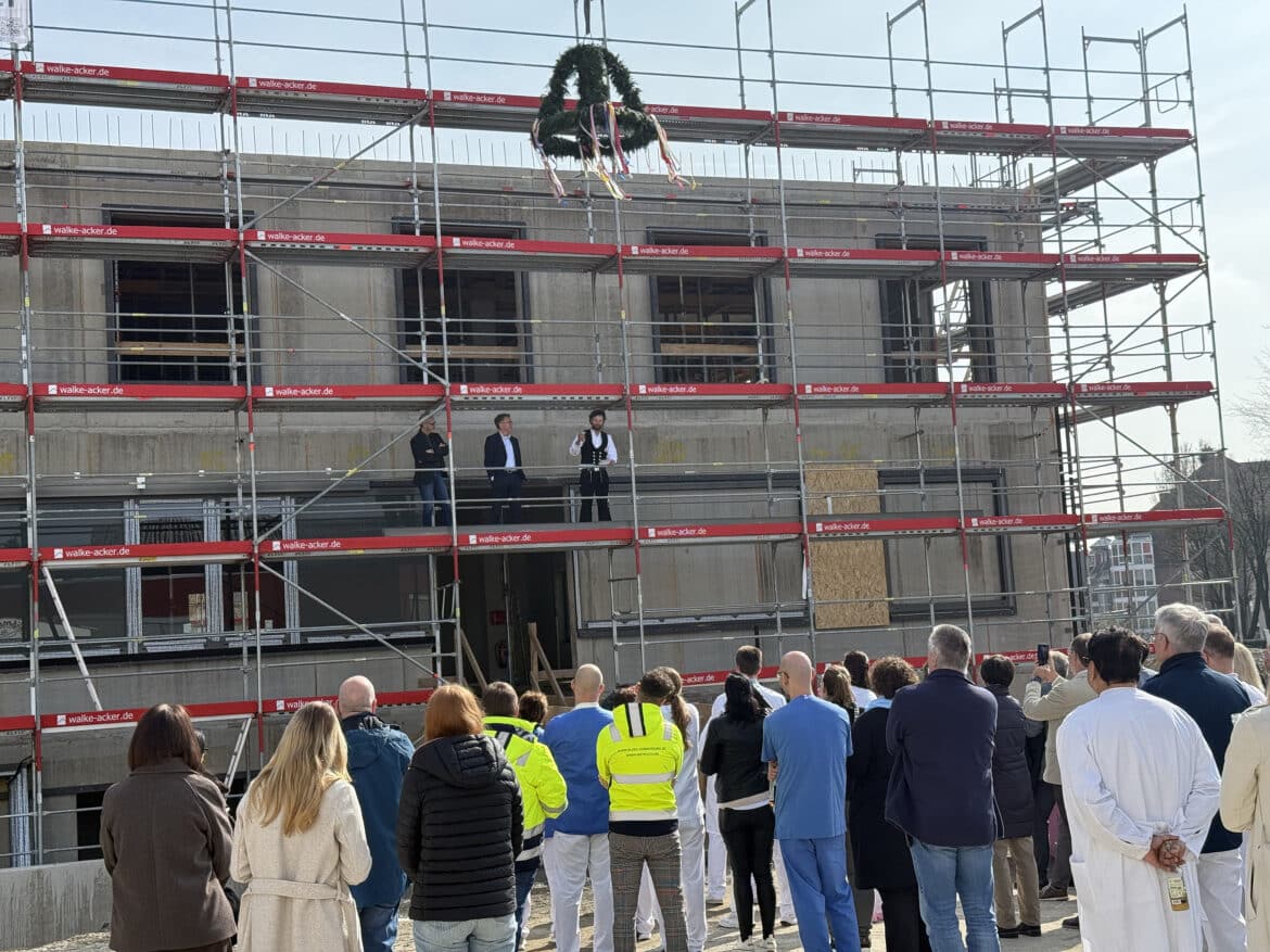Richtfest an der Schüchtermann-Klinik in Bad Rothenfelde: Hier entsteht ein neuer Anbau, in dem eine interdisziplinäre Bettenstation und eine kardiologische Überwachungsstation geplant sind. / Foto: Opitz/ Schüchtermann-Klinik