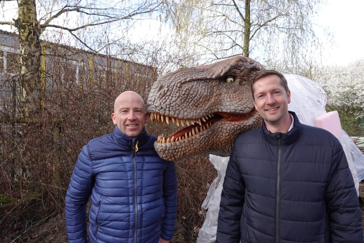 Nico Korte (Bereichsleiter Besuchererlebnis) und Philipp Bruelheide (Zoo-Geschäftsführer) packen den ersten Dinosaurier für das „Dinoversum“ im Zoo Osnabrück aus und blicken mit Vorfreude auf die Ausstellung ab dem 1. Mai 2026. / Foto: Zoo Osnabrück (Lara Holzkamp)