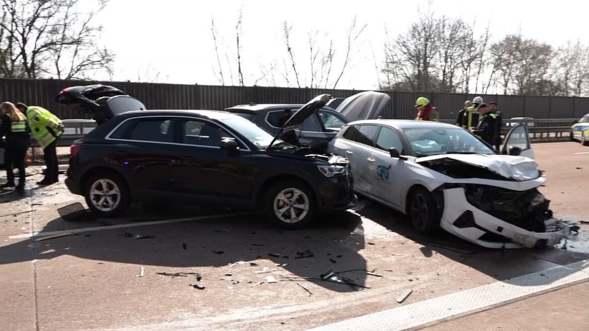 Schwerer Unfall auf A1 bei Bremen: Ein Toter und mehrere Verletzte