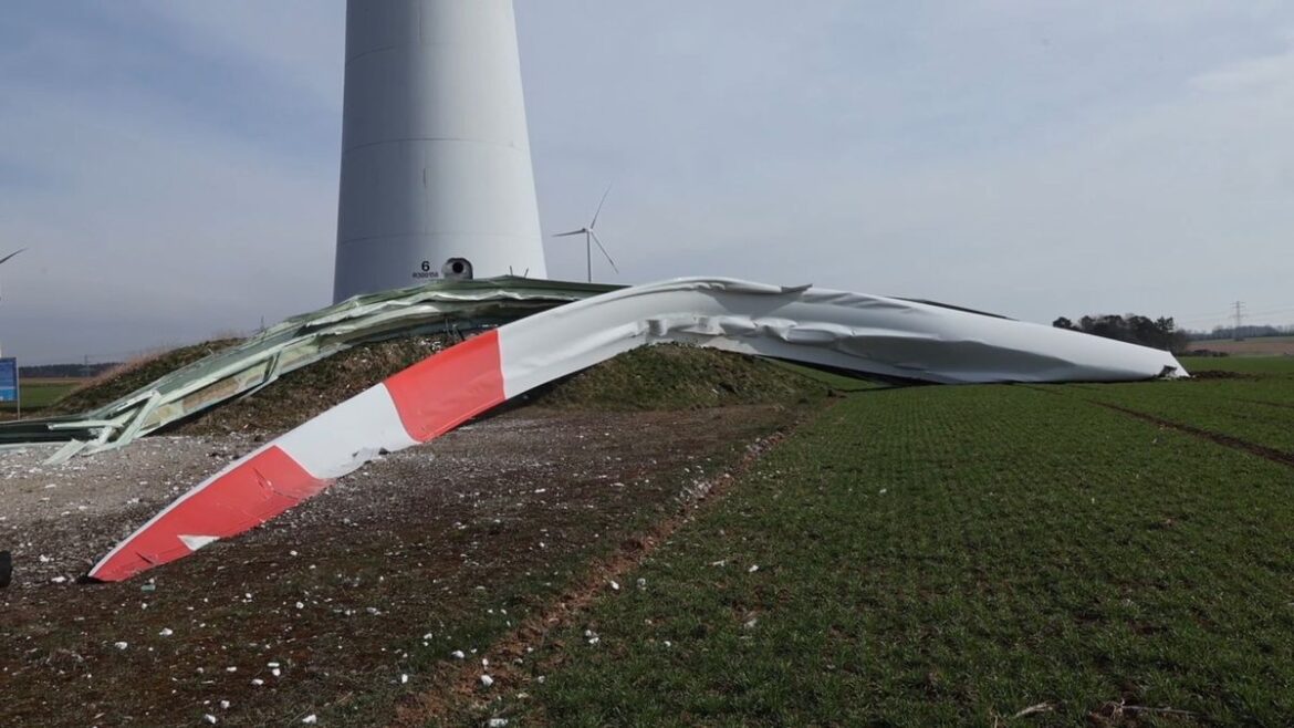 Rotorblatt-Absturz bei Berching: Windrad verliert 15-Tonnen-Bauteil