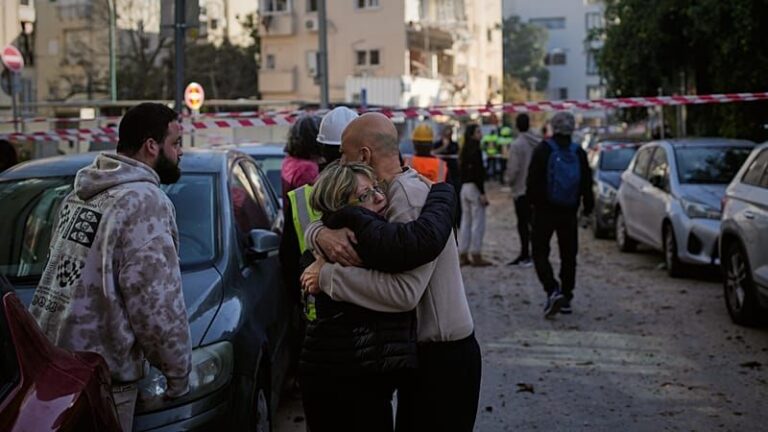 Raketenangriff auf Tel Aviv: Suche nach Vermissten geht weiter