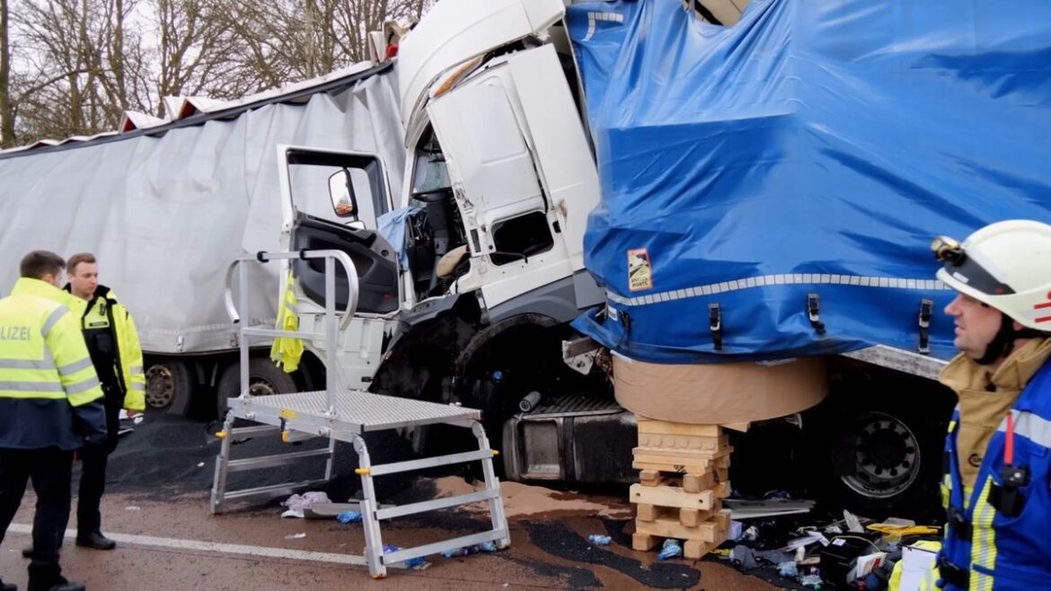 Schwerer Lkw-Unfall auf A1 bei Bremen: Zwei Verletzte