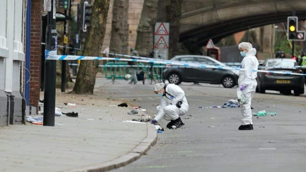 Autounfall in Derby: Sieben Verletzte nach Fahrereingriff