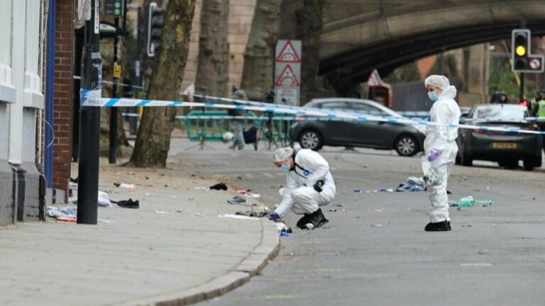 Autounfall in Derby: Sieben Verletzte nach Fahrereingriff