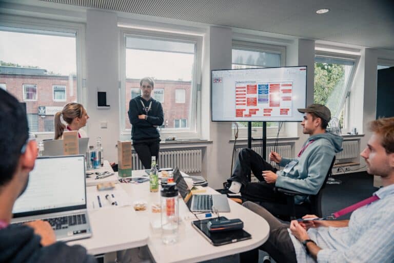 Die Teilnehmenden erhalten zu ihren Vorhaben wertvolle fachliche Unterstützung. / Foto: Lucas Günzel / SmartCityHouse in Osnabrück (Gesamtstadt)