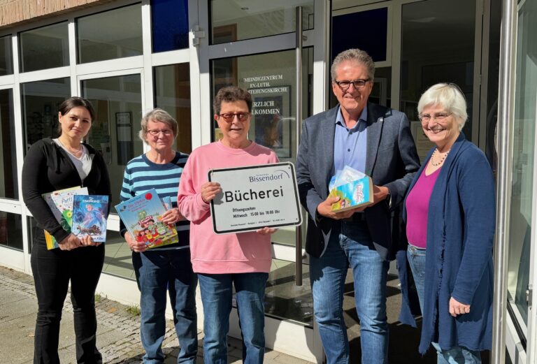 Erfreut über den neuen Standort der Bücherei Wissingen zeigten sich Sandra Friesen, Anne Piwowarski, Petra Meyer, Guido Halfter und Angelika Breymann. / Foto: Gemeinde Bissendorf in Bissendorf (Ort)