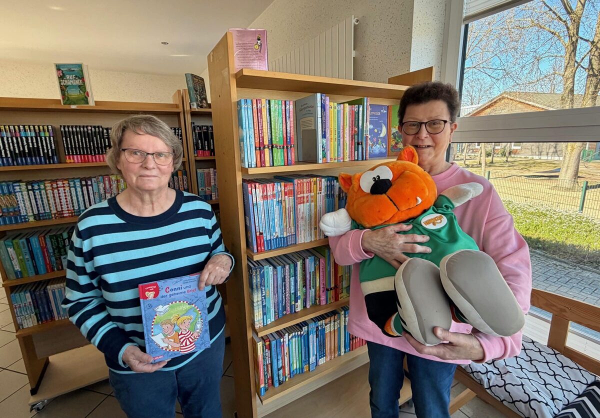 Neuer Standort im Familienzentrum Wissingen für die Bücherei Wissingen Anne Piwowarski und Petra Meyer beim Einrichten der neuen Kinder-Leseecke. / Foto: Gemeinde Bissendorf