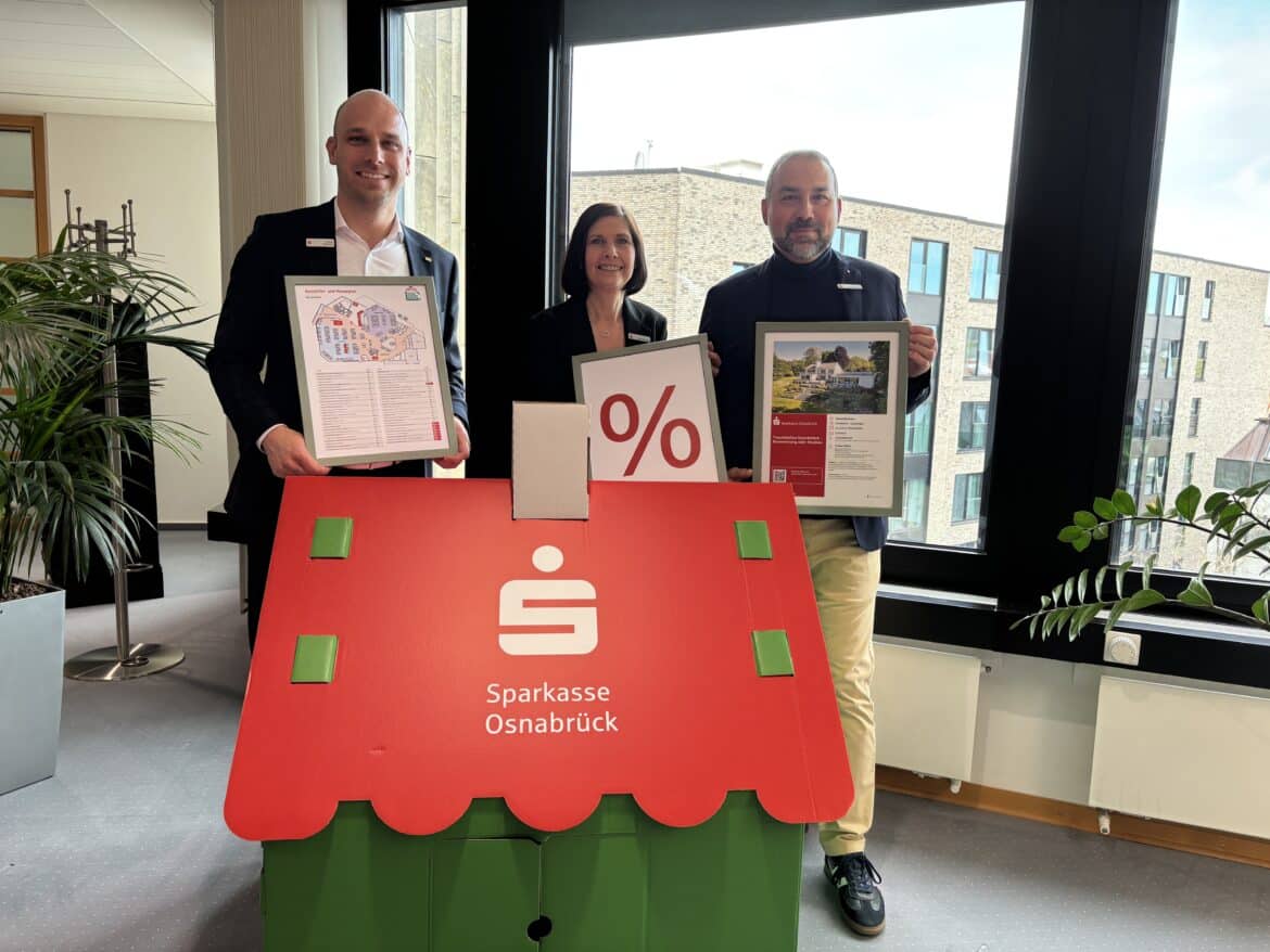Sie freuen sich auf die Messe Bauen | Wohnen Energie am 18. und 19. April in der OsnabrückHalle (v.l.n.r.): Fabian Winkler, Silke Schlukat und Miguel Mendez aus dem Team der Sparkasse Osnabrück. / Foto: D. Pommer/Sparkasse Osnabrück.
