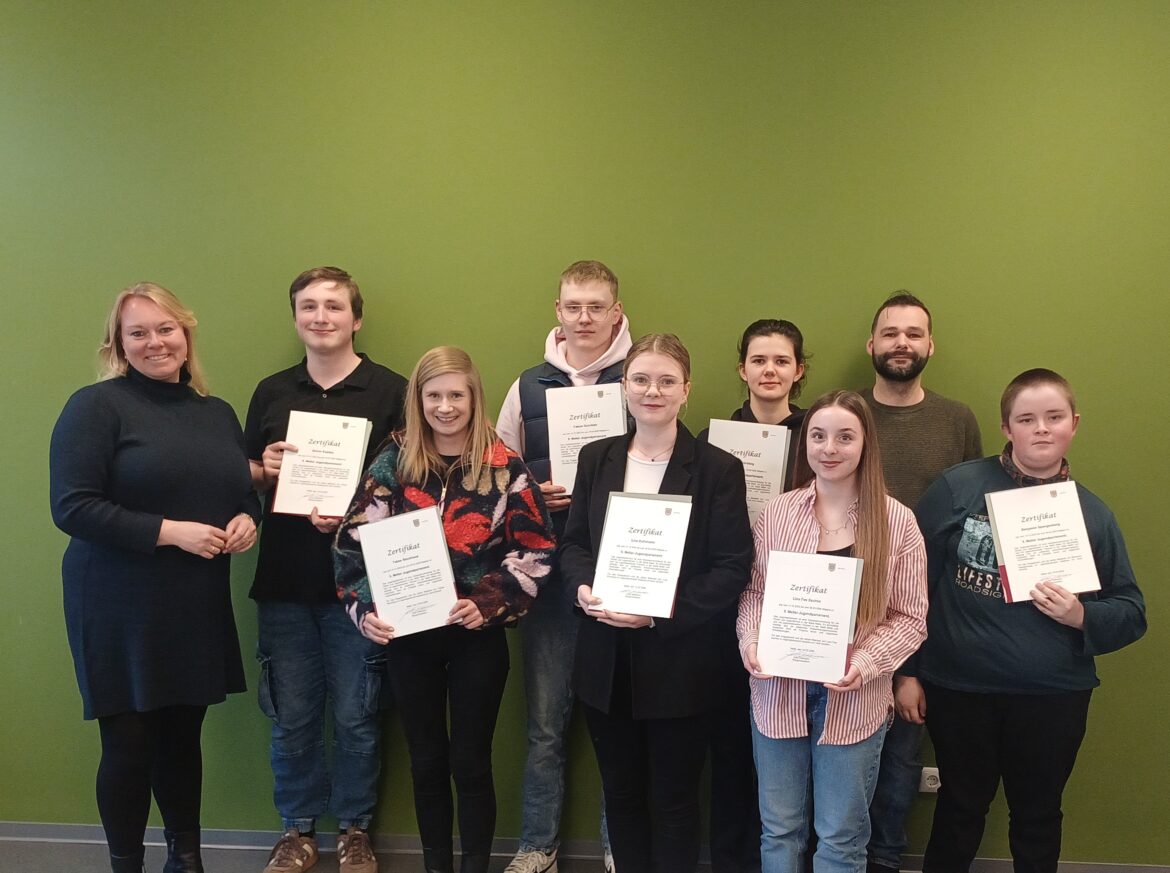 Bürgermeisterin Jutta Dettmann (links) und Kamil Wozniak vom Team Jugendarbeit (Zweiter von rechts) zusammen mit den verabschiedeten Mitgliedern des fünften Meller Jugendparlamentes. / Foto: Stadt Melle