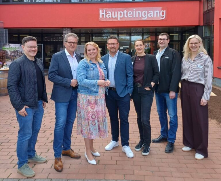 Auftakt des Berufsorientierungsparcours Melle-Bissendorf 2026 mit (von links) Fabian Niemüller (Gemeinde Bissendorf), Guido Halfter (Bürgermeister Gemeinde Bissendorf), Jutta Dettmann (Bürgermeisterin Stadt Melle), Lars Hellmers (Vorstand Maßarbeit), Kerstin Hüls (MaßArbeit), Florian Weßling (Wirtschaftsförderer Stadt Melle), Anja Stolte (stellvertretende Leiterin Berufsbildende Schulen Melle). Foto: Stadt Melle