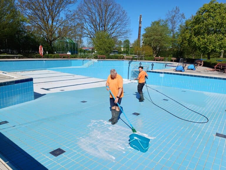 Auf Hochtouren laufen derzeit auch im Freibad in Riemsloh die Vorbereitungen für die neue Saison. in Landkreis Osnabrück (Region)