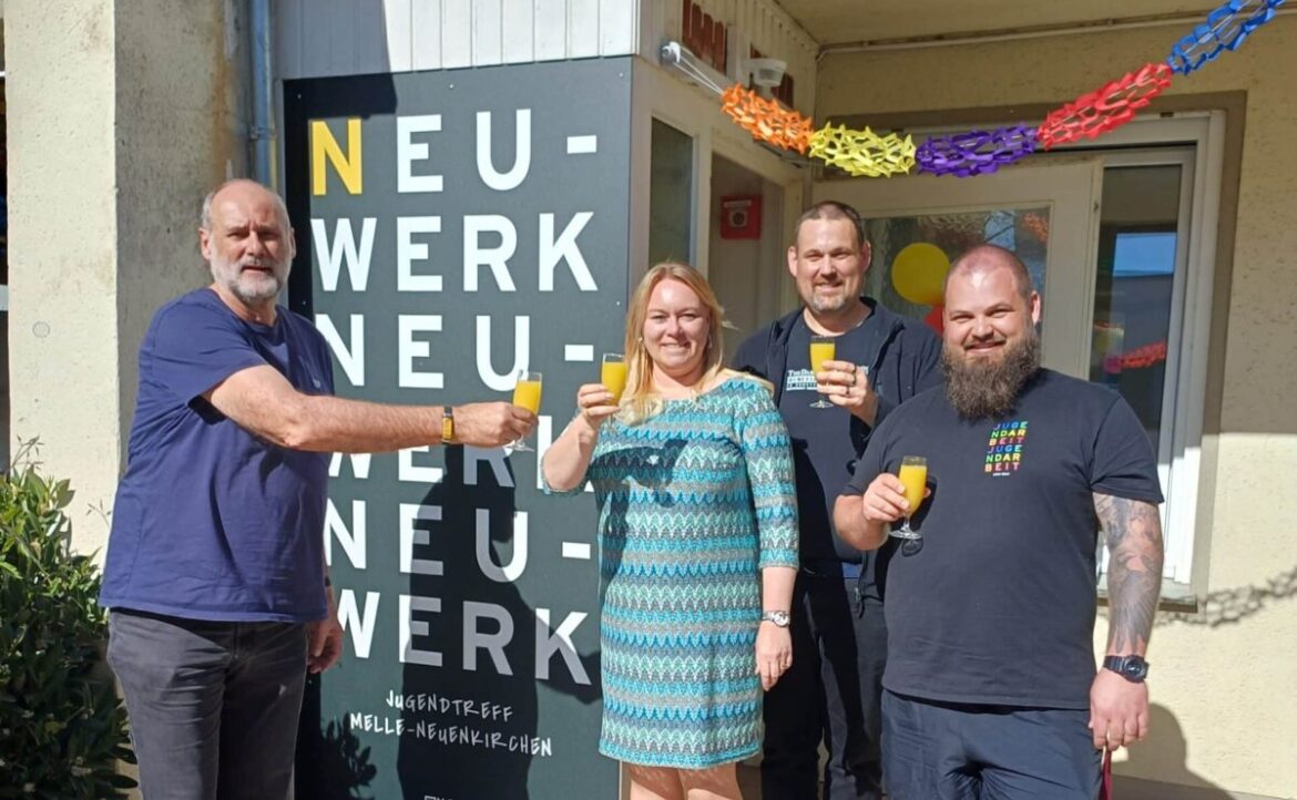 Ein Prosit auf das NEU-WERK: Mit einem Glas Orangensaft stießen (von links) Alfred Reehuis, Jutta Dettmann, Uwe Hinze und Bastian Henseler auf die Einweihung des Jugendtreffs an.