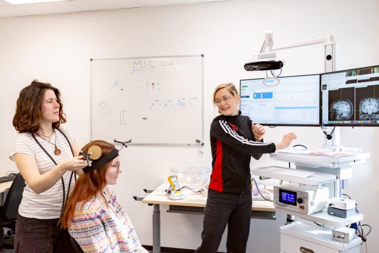 Prof. Dr. Lilian Weber (rechts) , beteiligt sich an einem internationalen Forschungsprojekt zur Untersuchung der neurokognitiven Mechanismen von wiederkehrenden negativen Gedankenspiralen („Rumination“) / Foto: Universität Osnabrück in Innenstadt