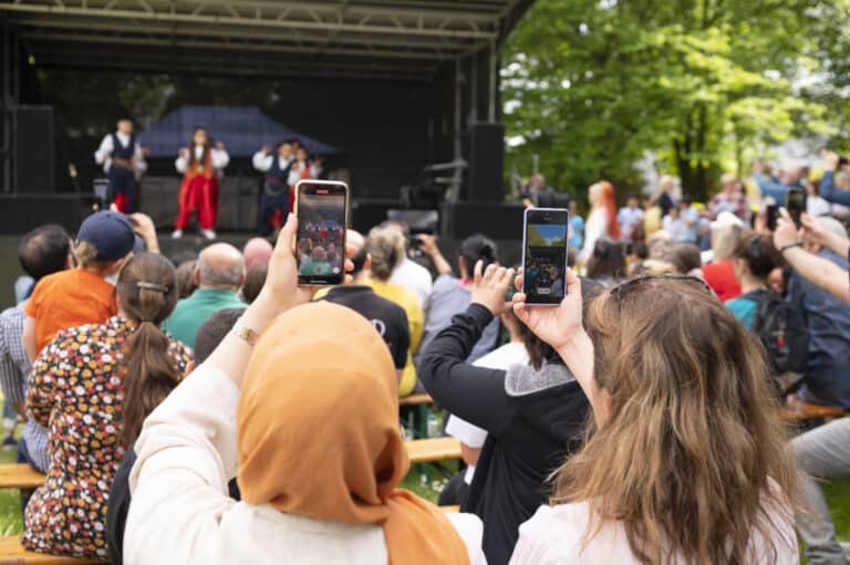 Bei wunderbaren Wetter treffen sich hunderte Menschen mit ihren Familien und Freunden auf dem Akyürek-Fest. in Schölerberg