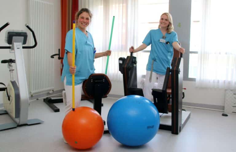 Das Zentrum für Parkinson-Syndrome des Klinikums ist u.a. mit zwei Trainingsräumen ausgestattet. Wie die Parkinson-Nurses Leonie Vennemann (r.) und Sina Altvogt erklären, sind für Erkrankte viele Arten von Bewegung sinnvoll – mit Bällen und anderen Geräten ebenso wie Tanzen und Boxen. / Foto: Klinikum Osnabrück GmbH in Osnabrück (Gesamtstadt)