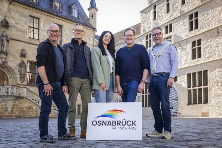 Die Mitglieder des Queer-Beirates freuen sich über den Beitritt der Stadt Osnabrück zum internationalen Rainbow Cities Network: Michael Hirsch (links), Sven Christian Finke-Ennen, Heba Najdi, Martin Pohlmann, Jörn Litsche-Niekamp. in Osnabrück (Gesamtstadt)
