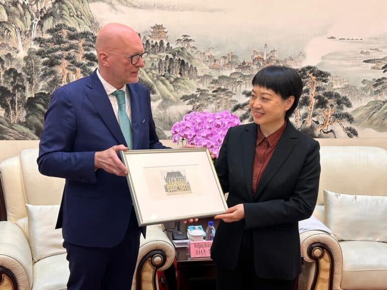 Erster Stadtrat Wolfgang Beckermann überreicht ein Bild des Osnabrücker Rathauses an Hefeis stellvertretende Bürgermeisterin Wang Haixia/Foto:Hochschule Osnabrück, Prof. Lackner in Osnabrück (Gesamtstadt)