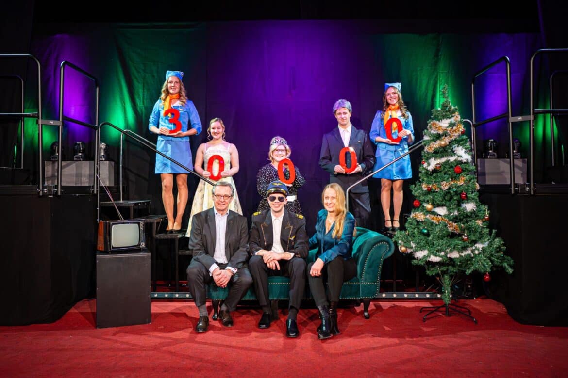 Das Ensemble vom Bühnenersatzverkehr Theaterlinie 49 e.V. dankte Johannes Hartig (vorne links) und Landrätin Anna Kebschull (vorne rechts) beim Besuch in den neuen Räumlichkeiten. / Foto: M. Bollmann.