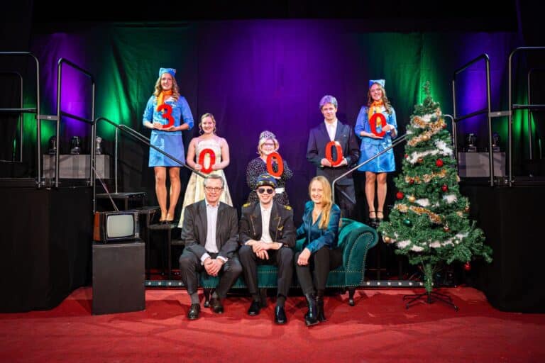 Das Ensemble vom Bühnenersatzverkehr Theaterlinie 49 e.V. dankte Johannes Hartig (vorne links) und Landrätin Anna Kebschull (vorne rechts) beim Besuch in den neuen Räumlichkeiten. / Foto: M. Bollmann. in Bad Laer
