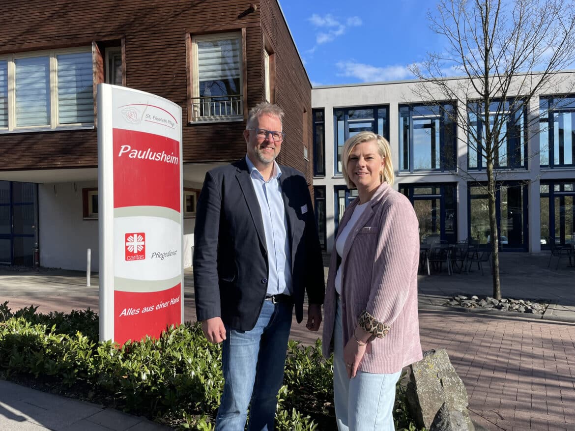 Andre Horstmann und Katharina Brackmann-Löffler von der Langzeitpflegeeinrichtung Junge Pflege der St. Elisabeth Pflege GmbH Osnabrück freuen sich, dass die Junge Pflege vorübergehend in das ehemalige Krankenhaus St. Raphael in Ostercappeln einziehen kann. / Foto: Ute Laumann