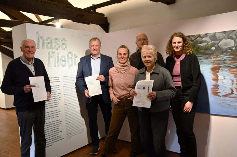Direkt vor der Eröffnung warfen (von links) Franz Buitmann (Kreisheimatbund Bersenbrück), der stellvertretende Landrat Werner Lager, Regine Wolff, Jürgen Wendt, Mechthild Wendt (alle BBK) und Katharina Pfaff (Landkreis Osnabrück) schon einen Blick in die neue Ausstellung „hase fließt“. in Landkreis Osnabrück (Region)