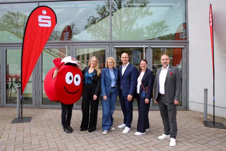 Gemeinsam mit dem Sparkassen-Maskottchen auf der Messe unterwegs waren (v.l.n.r.) Landrätin Anna Kebschull, Oberbürgermeisterin Katharina Pötter sowie Fabian Winkler, Ina Artschwager und Miguel Mendez aus dem Team der Sparkasse Osnabrück. in Innenstadt