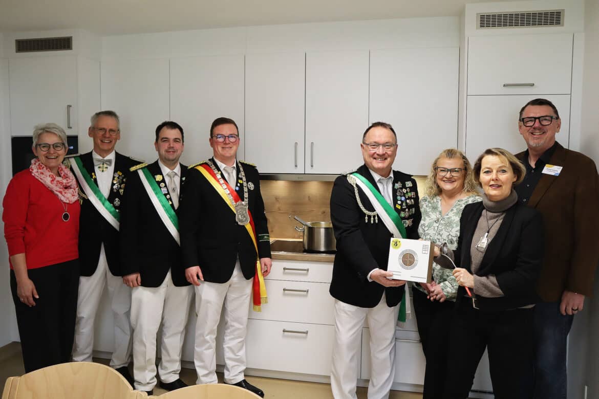 Eine Abordnung der St.-Landolinus-Schützenbruderschaft aus dem ostwestfälischen Delbrück-Boke hat jetzt das Kinderhospital Osnabrück am Schölerberg besucht und eine Spende in Höhe von 8450 Euro übergeben. / Foto: Daniel Meier/ Kinderhospital