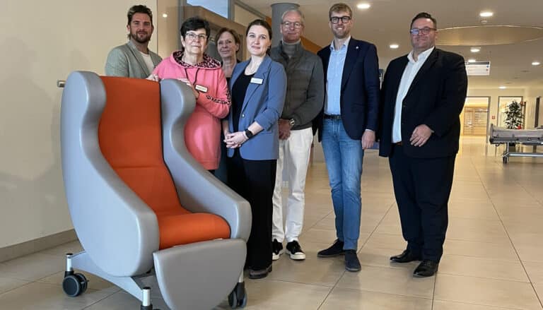 Spendenübergabe im MHO mit (von links) Florian Grötschel (Pflegedirektion) , Elisabeth Frankenberg (Ehrenamtliche), Dagmar Ketteler (Demenzexpertin), Clara Haselberger (Pflegewissenschaftlerin), Henry Walkenhorst, Hendrik Diekmann und Carsten Oberpenning (Krankenhausdirektor). in Innenstadt