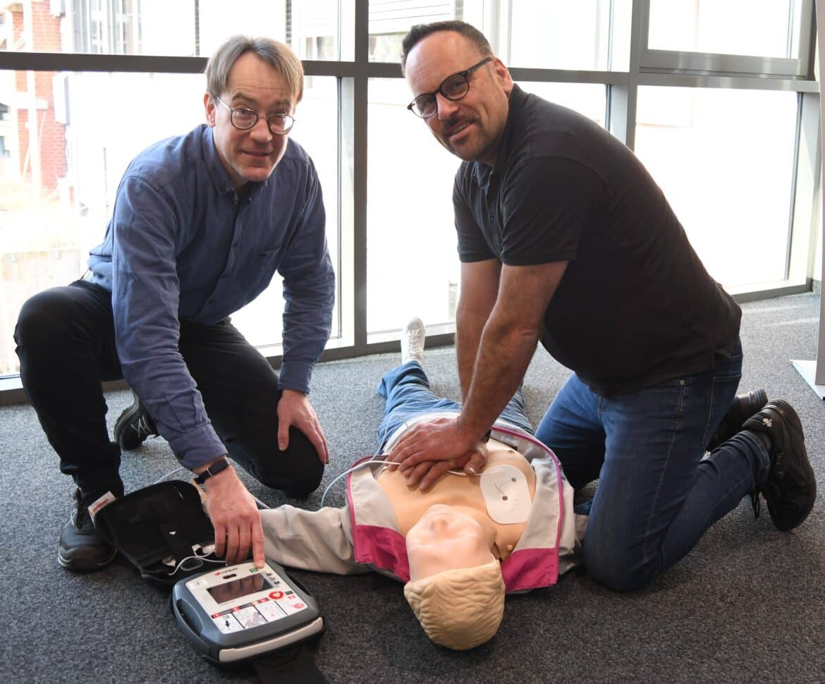 Der Ärztliche Leiter Rettungsdienst Martin Deicke (links) und Amin Schnieder (Abteilung Katastrophenschutz und Rettungsdienst) führen vor, wie Automatisierte Externe Defibrillatoren (AED) in Kombination mit einer sofortigen Herz-Lungen-Wiederbelebung eingesetzt werden. / Foto: Landkreis Osnabrück/Henning Müller-Detert