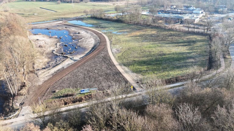 Der helle Weg, der mittig in der Fläche verläuft, ist nun offiziell freigegeben. / Foto: Kortemeier Brokmann Landschaftsarchitekten in Melle
