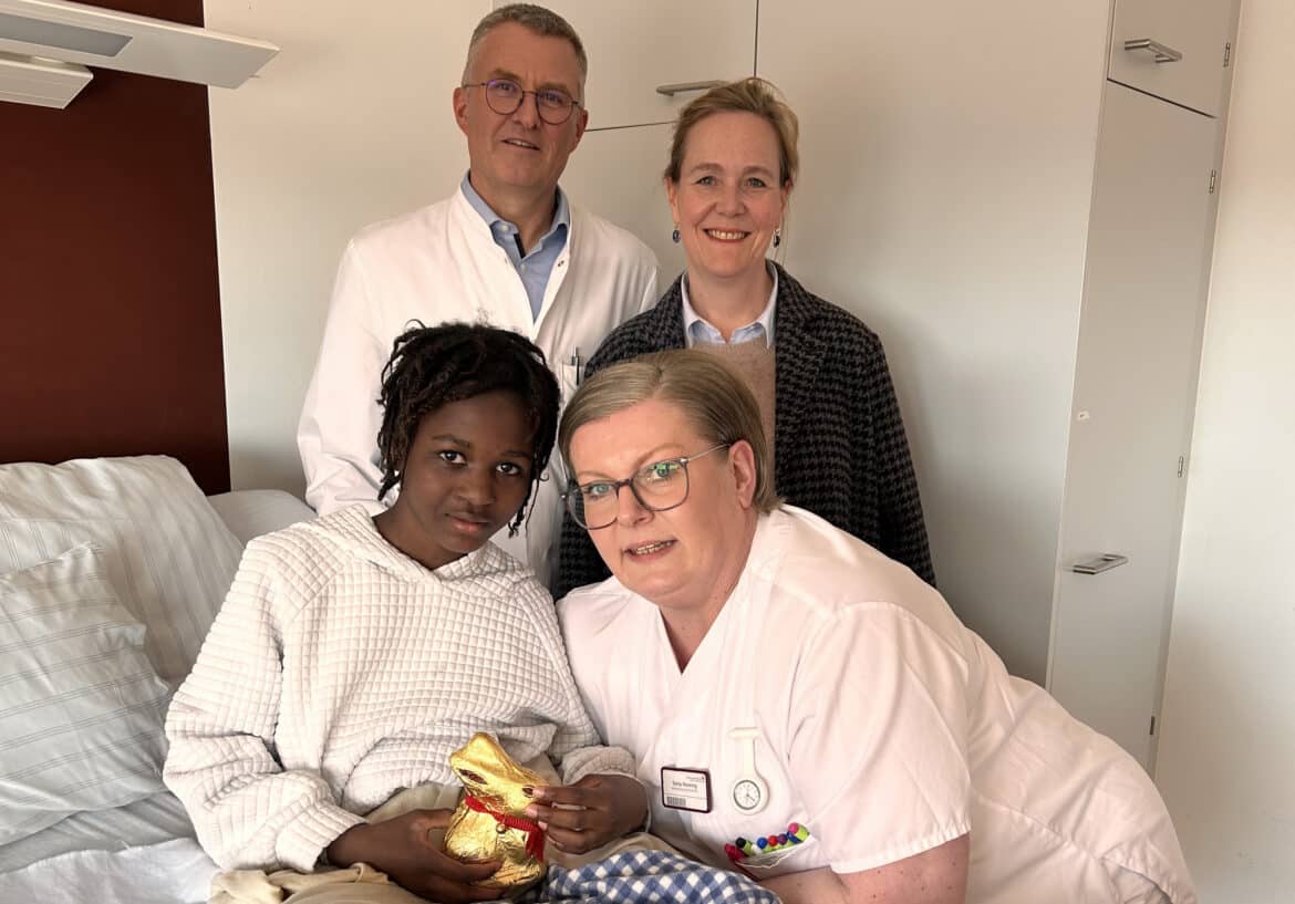 Hilfe für die 13-jährigen Mamasa aus Gambia (vorne links). Darüber freuen sich (von links) Chefarzt PD Dr. Olaf Rolf, Stationsleiterin Sonja Kenning und Friederike Schmidt-Hippe (Vorsitzende des Fördervereins für Freibetten am Franziskus-Hospital Harderberg). / Foto: NSK