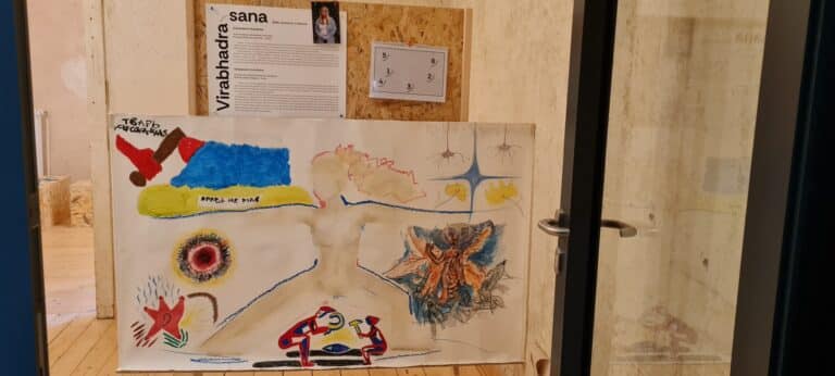 Das Werk „Virabhadrasana“ (2025) wurde im Zuge eines Public History Projektes gemeinschaftlich von mehreren jungen Ukrainer:innen erstellt. Es ist ein Symbol dafür, dass sich die Last des Krieges gemeinsam leichter tragen lässt. / Foto: Giulia Lambert / Gedenkstätten Gestapokeller und Augustaschacht in Hasbergen