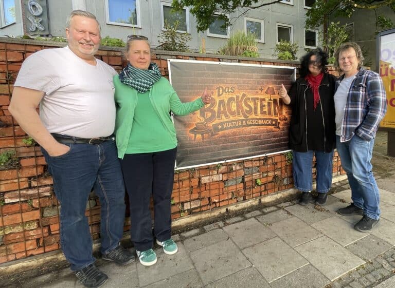 Thomas, Maike, Gertie und Christian sind die neuen Betreiber des Cafés an der Natruper Straße. / Foto: Dominik Lapp in Westerberg
