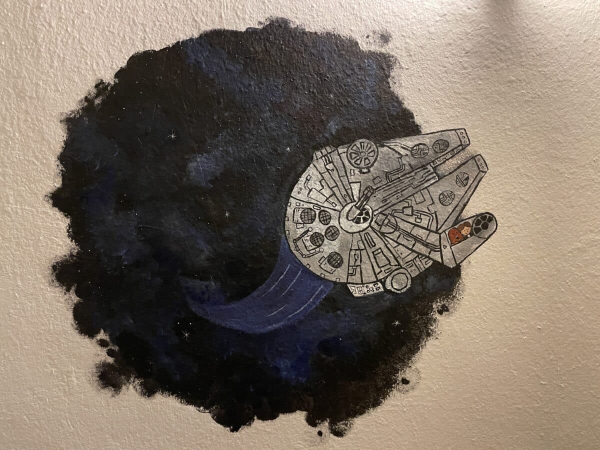 Solch kleinen Kunstwerke sind im gesamten Café versteckt und wollen entdeckt werden. / Foto: Dominik Lapp