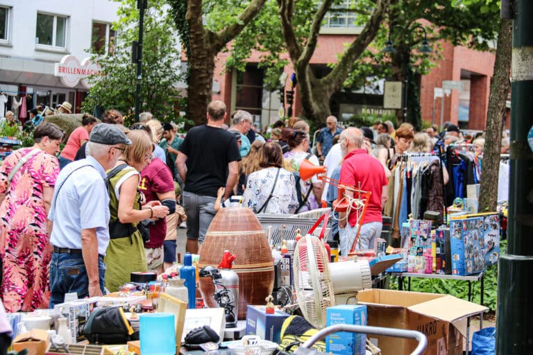 Am 18. Mai startet die Platzvergabe für die gut 700 Stände beim traditionellen Flohmarkt „Rund ums Rathaus“ in der Georgsmarienhütter Innenstadt. / Foto: Stadt Georgsmarienhütte
