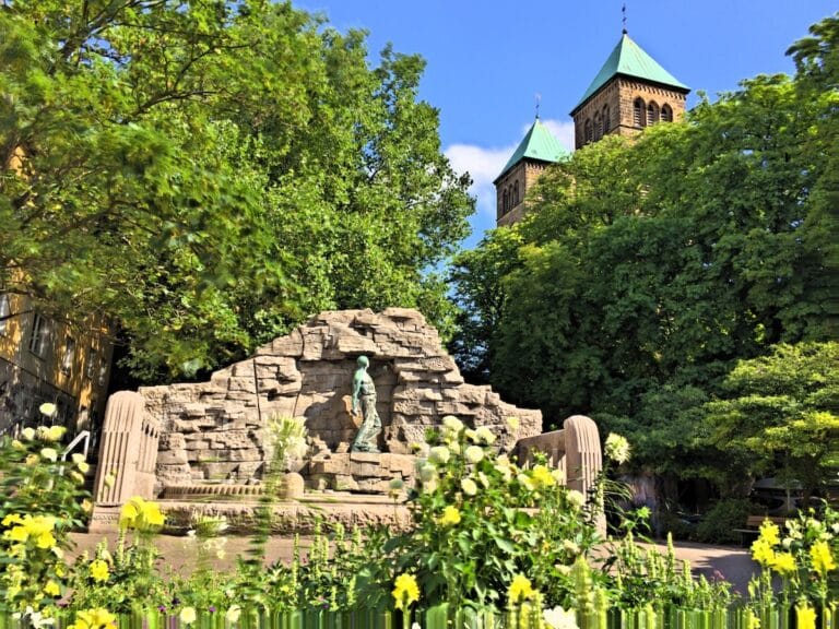 Haarmannsbrunnen und Herz-Jesu-Kirche