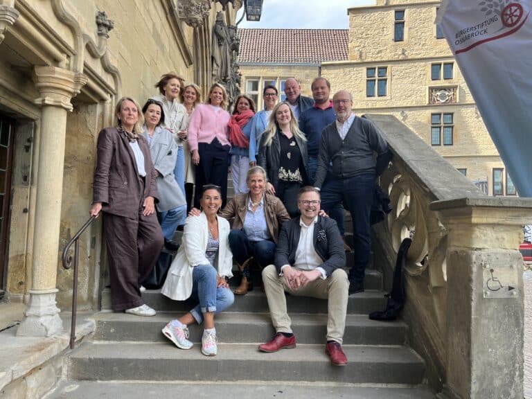 Projektleiterin Kerstin Albrecht und Vorsitzender Moritz Gallenkamp mit Sponsoren des Bürgerdinners 2026. / Foto: Mailin Goldkamp in Altstadt